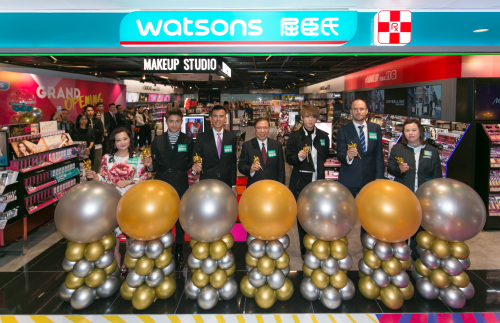 Mr. Dominic LAI, Group Managing Director of AS Watson Group (4th from the left), Mr. Samuel LEE, Managing Director of Watsons Hong Kong (3rd from the left), Mr. Michael YATES, President of Procter & Gamble Hong Kong (2nd from the right), Ms. Eva YU, President & Managing Director of L’Oréal Hong Kong Ltd. (1st from the left), attend the grand opening of Watsons Tech-Fun Concept Store at Tuen Mun Town Plaza