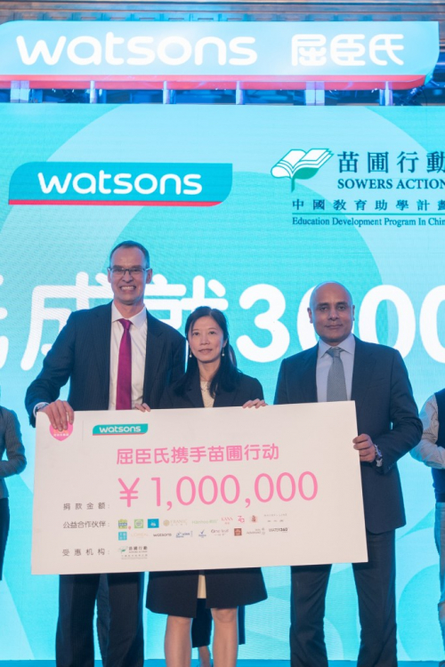 Watsons China joins hand with its charity partners to raise a total of 1 million RMB for “Sowers Action”. All the proceeds will go to support its projects on improving the medical and living standard of underprivileged children at rural area of mainland China. (Right to left: Mr. Kulvinder Birring, Chief Operating Officer of Watsons China, Ms. Xu Binbin, Director of Sowers Action)