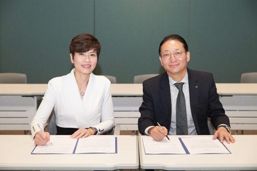 Saehong Ahn, President of Amorepacific Corporation and Malina Ngai, Group Chief Operating Officer of AS Watson Group (left) form a strategic partnership