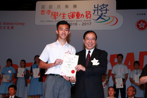 Photo 2a, 2b: Mr. Dominic Lai, Group Managing Director of AS Watson Group (Photo 2a) and Mrs. Marion Lai Chan Chi-kuen, JP, Permanent Secretary for Education, Education Bureau (Photo 2b) present awards to outstanding student athletes.