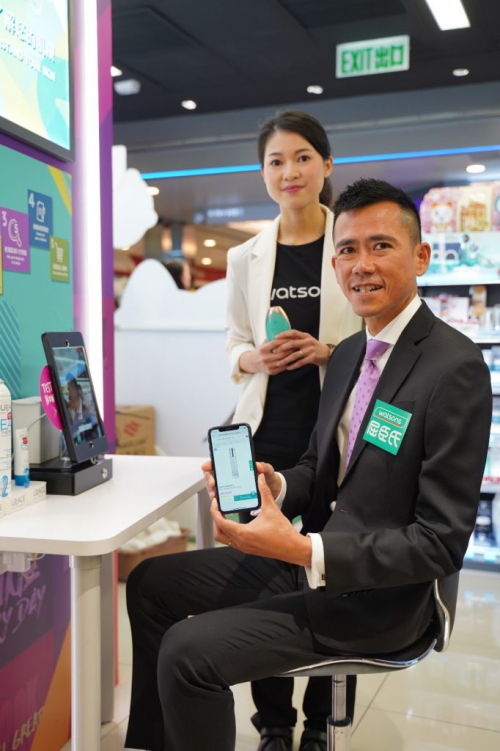 Mr. Samuel LEE, Managing Director of Watsons Hong Kong experiences the Meitukey skin analyser, analyzes skin conditions with A.I. technology, merging beauty plus technology trends, creating a one-stop beauty shopping experience