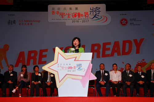 Photo 3: Mrs. Marion Lai Chan Chi-kuen, JP, Permanent Secretary for Education, Education Bureau present awards to outstanding student athletes and encourage them to actively involve in sports.