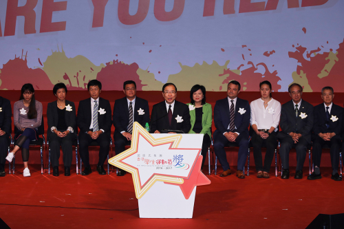 Photo 4: Mr. Dominic Lai, Group Managing Director of AS Watson Group present awards to awardees, encouraging the youth to live by the motto of HKSSA “Yes I Can!”, and strive for a bright future for Hong Kong.