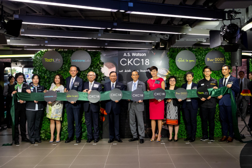 Mr. Victor Li, Chairman and Group Co-Managing Director of CK Hutchison Holdings Limited (6th from right), Mr. Dominic Lai, Group Managing Director of AS Watson Group (6th from left), Mr. Raymond Chow, Executive Director of CK Asset Holdings Limited (5th from left), Ms. Malina Ngai, Group Chief Operating Officer of AS Watson Group (5th from right) officiate at the opening ceremony of CKC18 together with other senior managements of the Group and store managers