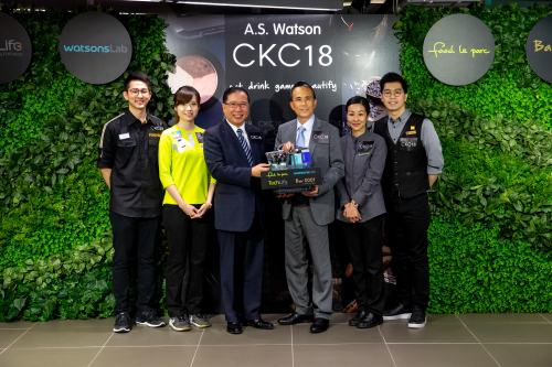 Mr. Victor Li (3rd from right) purchases 2 types of supplements from Adrien Gagnon – Vitamin C Timed Release & Natural Vitamin D 1000 I.U., Collagen by Watsons Skin Renew Day Lotion SPF 20, Collagen by Watsons Hydro-Balance Moist Gel Cream, Jumbo Cherry (USA) and Yamagata power bank