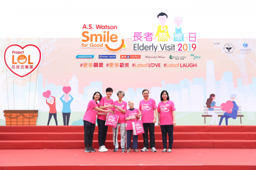 Mr Dominic Lai, Group Managing Director of AS Watson Group (2nd from right), Malina Ngai, Group Chief Operating Officer of AS Watson Group (2nd from left), representatives of Hong Kong Christian Service and Yang Memorial Methodist Social Service and elderly representatives officiate at the ceremony