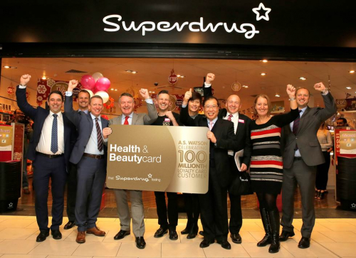 Dominic Lai, Managing Director of AS Watson Group (4th from right), Malina Ngai, Chief Operating Officer of AS Watson Group (5th from right), Peter Macnab, Superdrug Managing Director (4th from left) and management team jointly host ASW 100 Millionth loyalty club member celebration at Superdrug’s Lakeside store