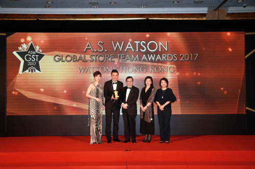 Dominic Lai, AS Watson Group Managing Director, presents the awards to Chuang Kam Fai from Watsons, who is one of the four winners from Hong Kong