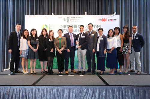 Officiating guest Christine Loh Kung-wai, OBE, JP, Under Secretary for the Environment, Hong Kong SAR Government (6th from left) presents the Award to representative from AS Watson Group