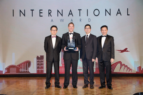 Toby Anderson, CEO – Health & Beauty Asia & Eastern Europe of AS Watson Group (2nd from left), receives the Award on 1 December 2016