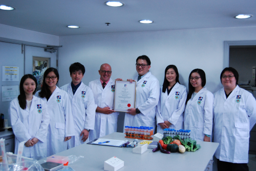 Peter Johnston, PARKnSHOP Quality & Food Safety Director, Greater China (4th from left) and his laboratory team