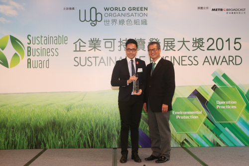 Officiating guest Mr. Chan Mo-po, Paul, MH, JP, Secretary for Development, Hong Kong SAR Government (right) presents the Award to representative from AS Watson Group.