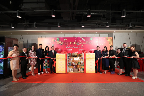 Mr Dominic Lai, Group Managing Director of AS Watson (Left 6) , Mr Norman Yum, Managing Director, PARKnSHOP (HK) Limited (Right 6), Ms Fiona Shiu, Deputy Director, Retail, Swire Properties Ltd. (Left 5), Ms Theresa Leung, General Manager, Pacific Place, Swire Properties Ltd. (Right 5) together with other management hosted kick-off ceremony with special celebrity guests including Mr. Edwin Siu (Left 4), Ms. Priscilla Wong (Left 3) & Celebrity Chef Mr. Christian Yang (Right 4)