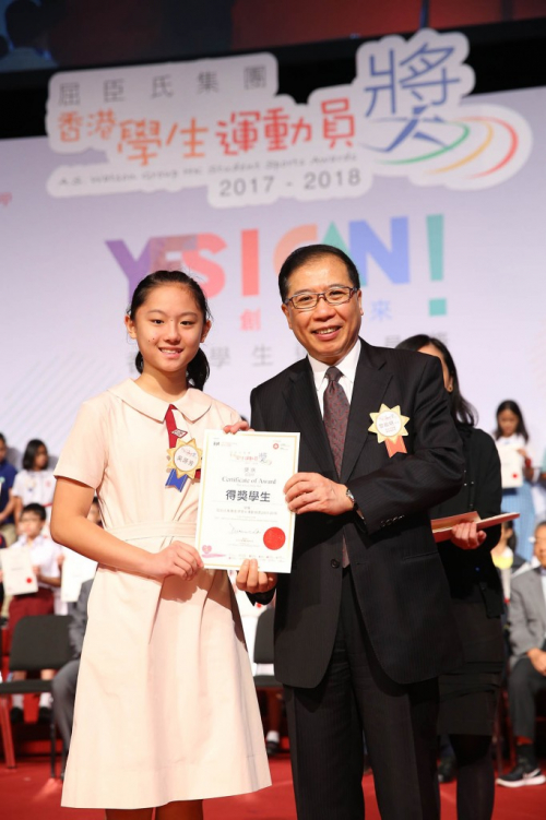 Mr. LAI Dominic, Group Managing Director of AS Watson Group (Photo 2a) and Mr. YEUNG Yun Hung, Kevin, JP, Secretary for Education, Education Bureau (Photo 2b) present awards to outstanding student athletes.