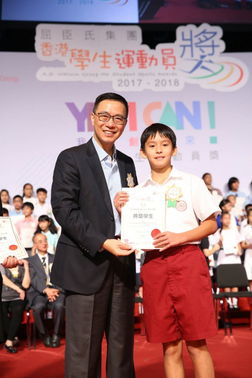 Mr. LAI Dominic, Group Managing Director of AS Watson Group (Photo 2a) and Mr. YEUNG Yun Hung, Kevin, JP, Secretary for Education, Education Bureau (Photo 2b) present awards to outstanding student athletes.