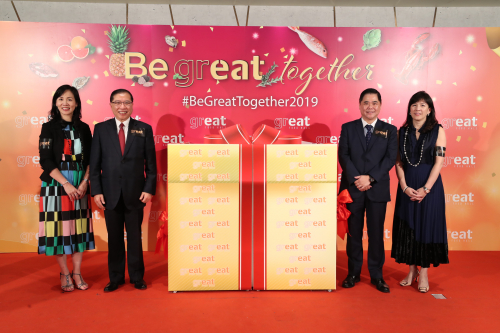 Ms Fiona Shiu, Deputy Director, Retail, Swire Properties Ltd. (Left 1) And Ms Theresa Leung, General Manager, Pacific Place, Swire Properties Ltd. (Right 1) attended grand opening ceremony of GREAT Food Hall and took group photo with Mr Dominic Lai, Group Managing Director of AS Watson (Left 2) and Mr Norman Yum, Managing Director, PARKnSHOP (HK) Limited (Right 2)