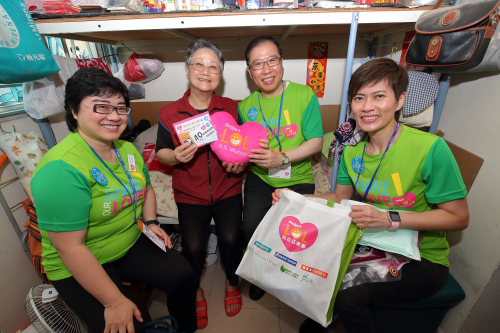 Mr Dominic Lai, Group Managing Director of AS Watson Group and the Group’s management team visited singleton elderly and together filled the day with care and joy.