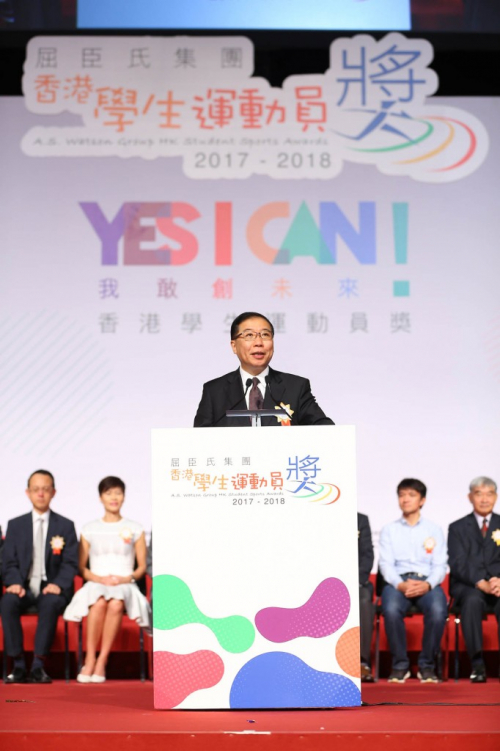 Mr. LAI Dominic, Group Managing Director of AS Watson Group present awards to awardees, encouraging the youth to live by the motto of HKSSA “Yes I Can!”, and strive for a bright future for Hong Kong.