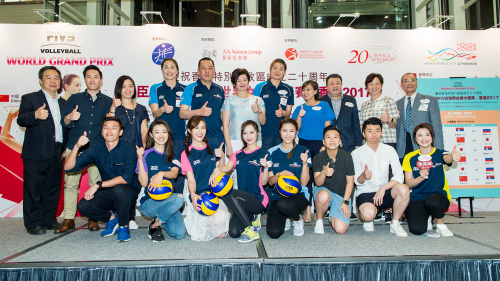 Mr Wilfred Ng, SBS, JP, President of The VBAHK (5th from left, 2nd row), Ms Jacqueline Cheung, Customer Director, Marketing, Watsons Hong Kong under AS Watson Group (6th from left, 2nd row) together with famous Chinese Volleyball team players Ms YANG Fangxu (5th from right, 2nd row) and Ms Sun Yue (4th from left, 2nd row) attend the press conference to announce the tournament details of FIVB Volleyball World Grand Prix – Hong Kong 2017 presented by AS Watson Group.