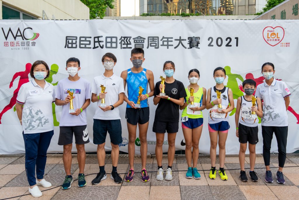 Jessica Ching (1st from right), Hong Kong Race-walking representative for the Tokyo Olympics, and Marina Tsui (1st from left), Senior Community Relations Manager of AS Watson Group, present the “Best Athlete Award” to athletes at the Annual Challenge