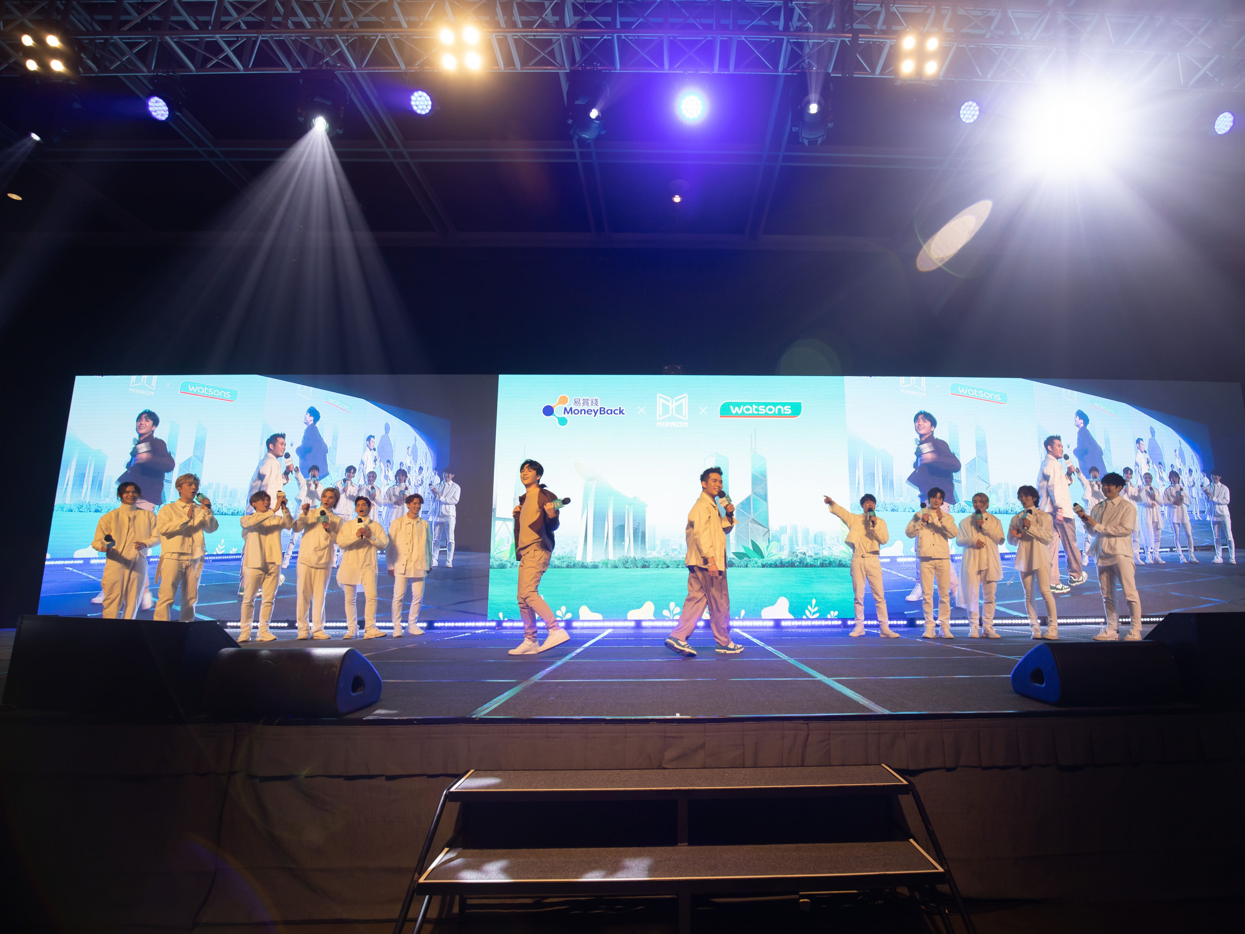 Representatives of 4 Asian markets interact with MIRROR on stage. Ambassador of Watsons Malaysia, YouTuber Phei Yong, joins a staggering dance battle with artist LockingJack from Watsons Taiwan and MIRROR, promoting the use of Watsons App and a more sustainable lifestyle