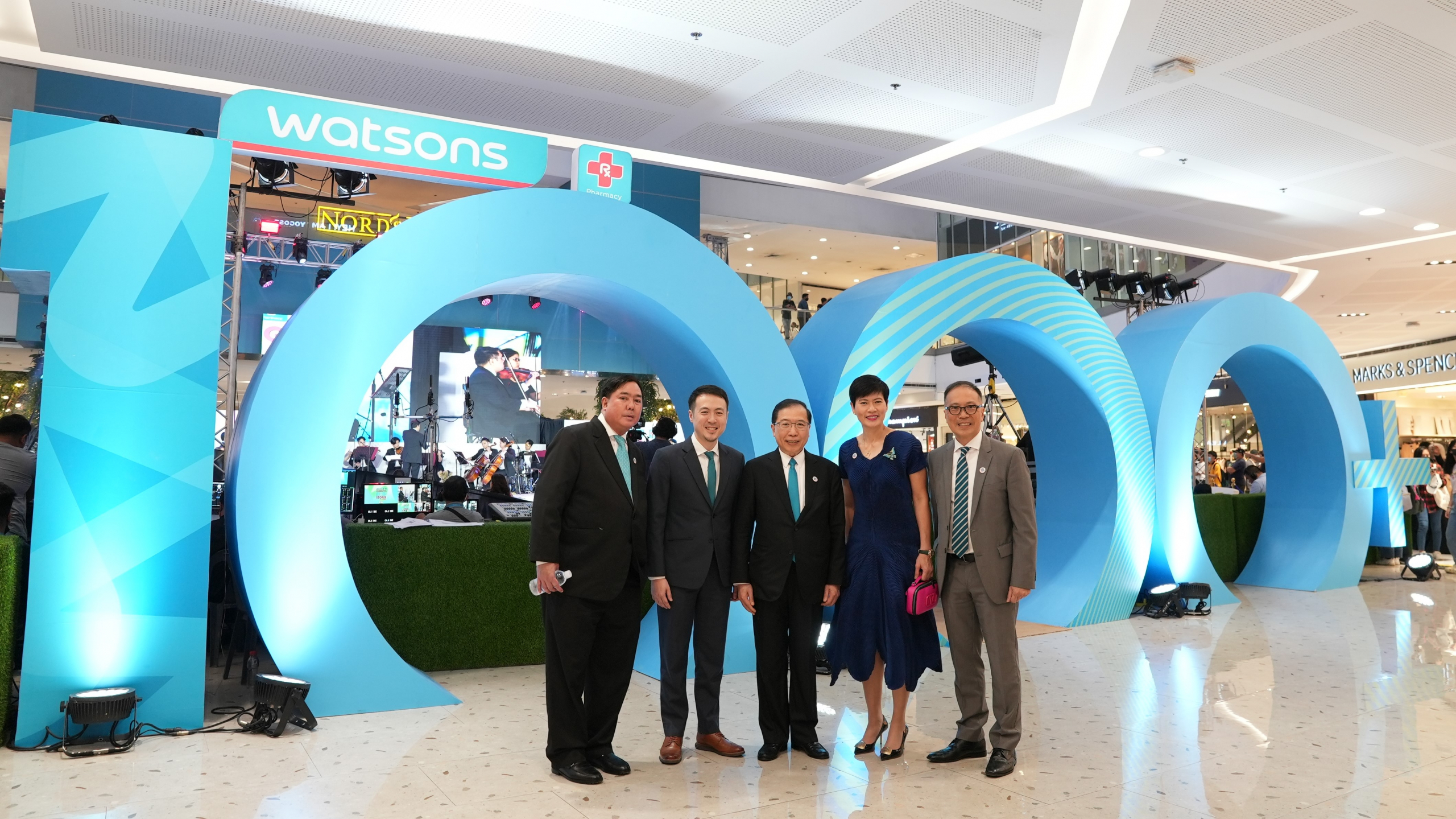 Dominic Lai, Group Managing Director of AS Watson Group (middle), together with Malina Ngai, CEO of AS Watson (Asia & Europe) (2nd from right), Robert Sun, Regional Managing Director (H&B Asia) of AS Watson Group (1st from right), and Danilo Chiong, Managing Director of Watsons Philippines (1st from left) at the Watsons Philippines 1,000th Store Opening Ceremony