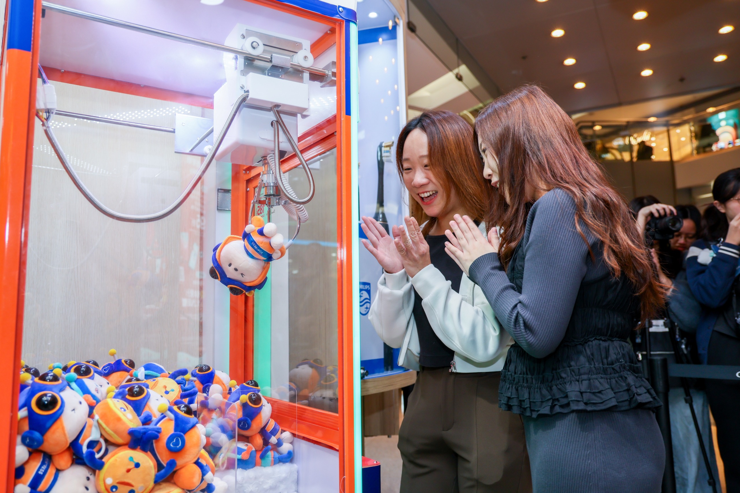 MoneyBack launched a “MoneyBack Family” claw machine activity together with the Group’s four retail brands on the same day to celebrate the 185th anniversary. Customers who spent HK$185 in a single transaction could try their luck at winning plush toys of “MB Captain”, “Coin B”, “WatsBag”, “WatMui”, “Best Guy” and “Forte Bee”. The event was met with enthusiastic participation and lively atmosphere.