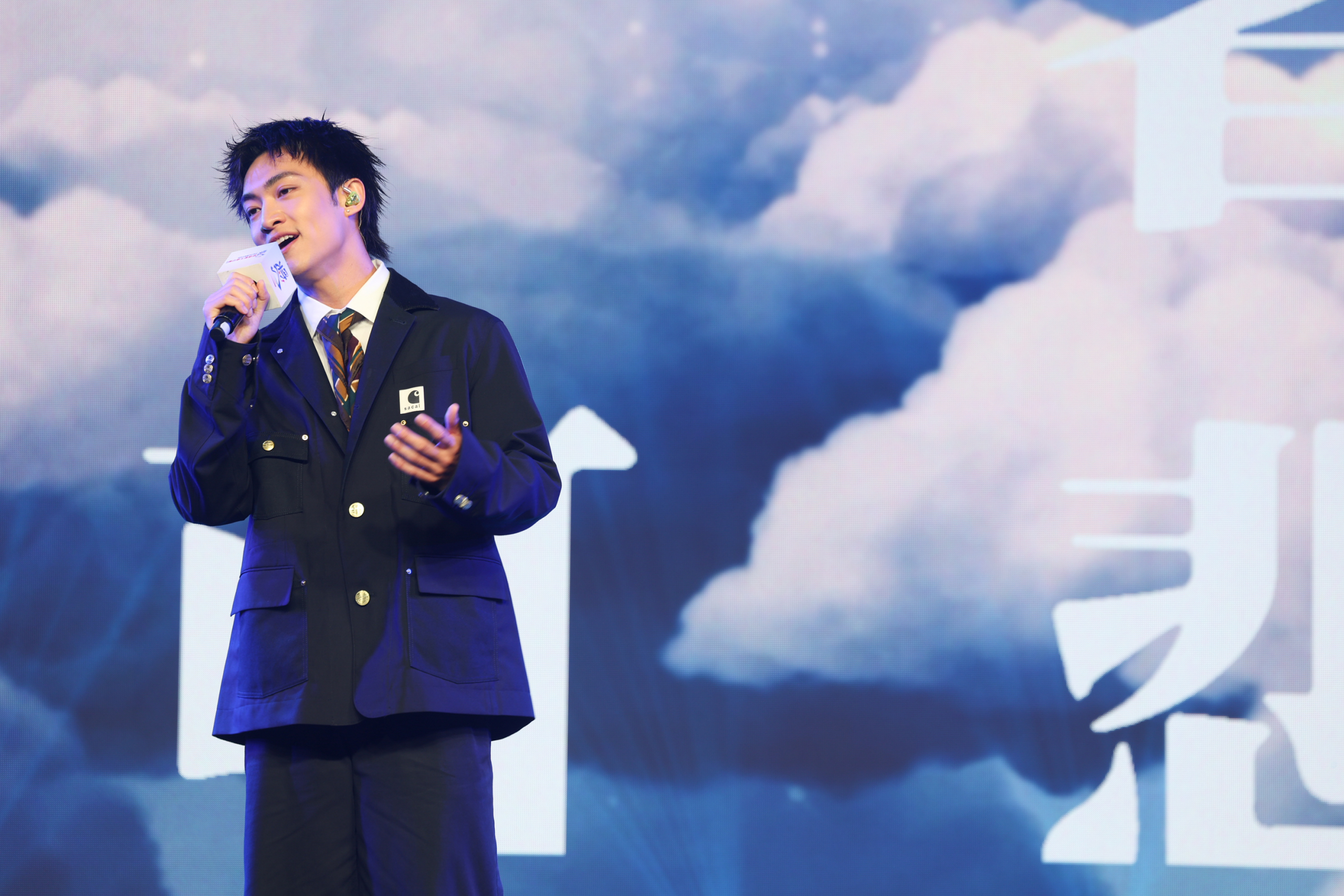 Youth icons: Ivan, Yang Pok Man, a rising Hong Kong basketball player and member of the Hong Kong U22 team & Hayson, Kwok Lai Hei, an emerging music talent, basketball school partner and coach, inspired awardees through performances and sharing.